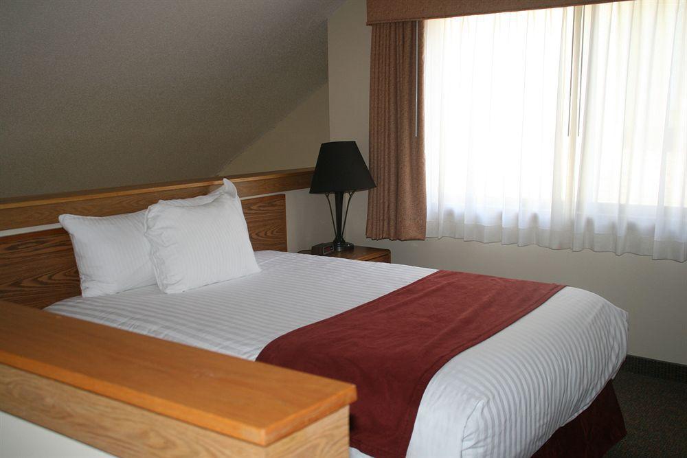 Sterling Hotel And Suites Clive エクステリア 写真