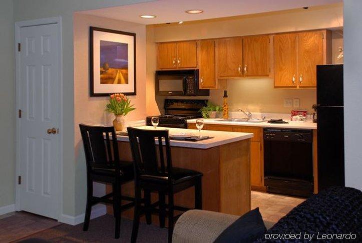 Sterling Hotel And Suites Clive 部屋 写真