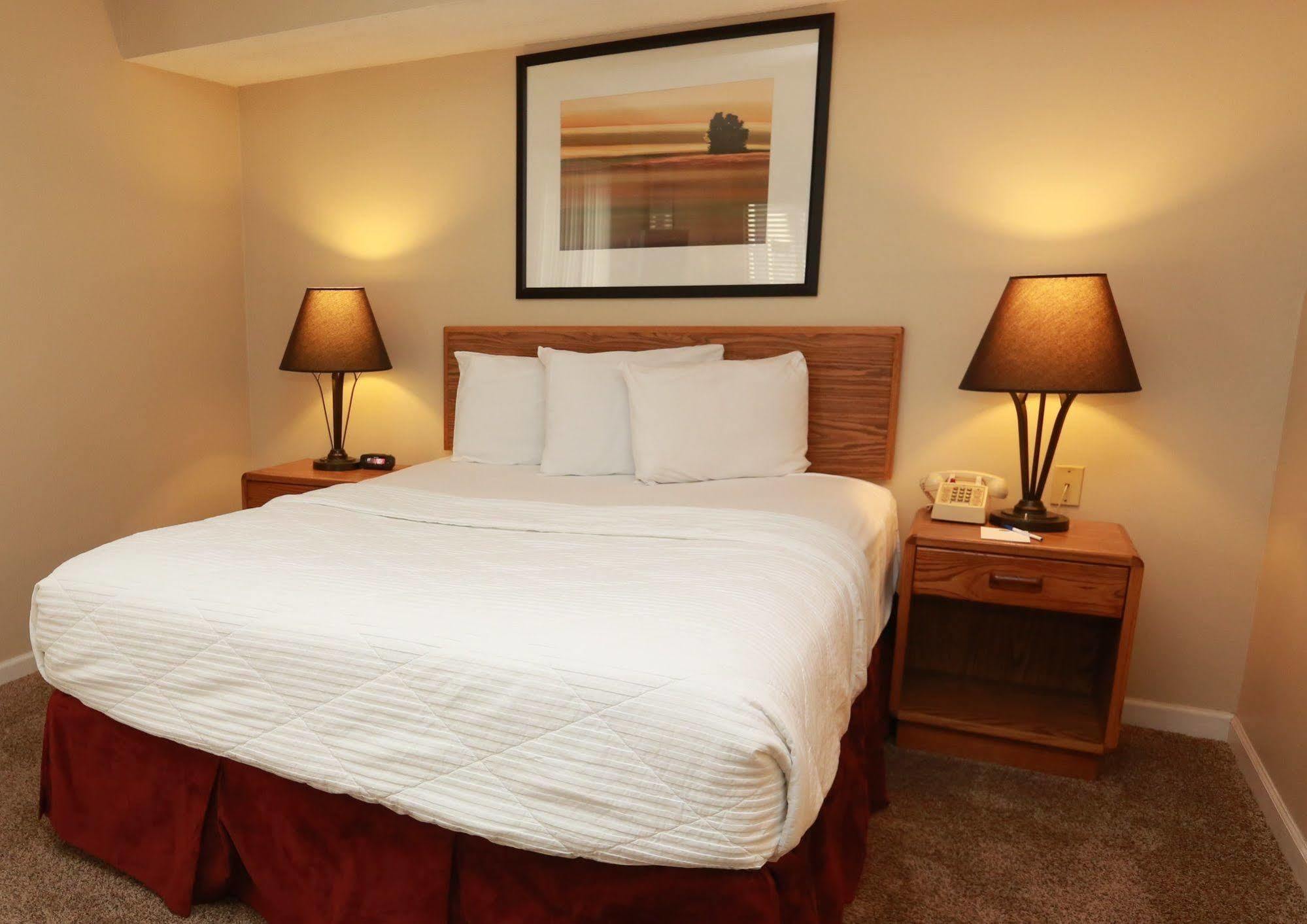 Sterling Hotel And Suites Clive エクステリア 写真