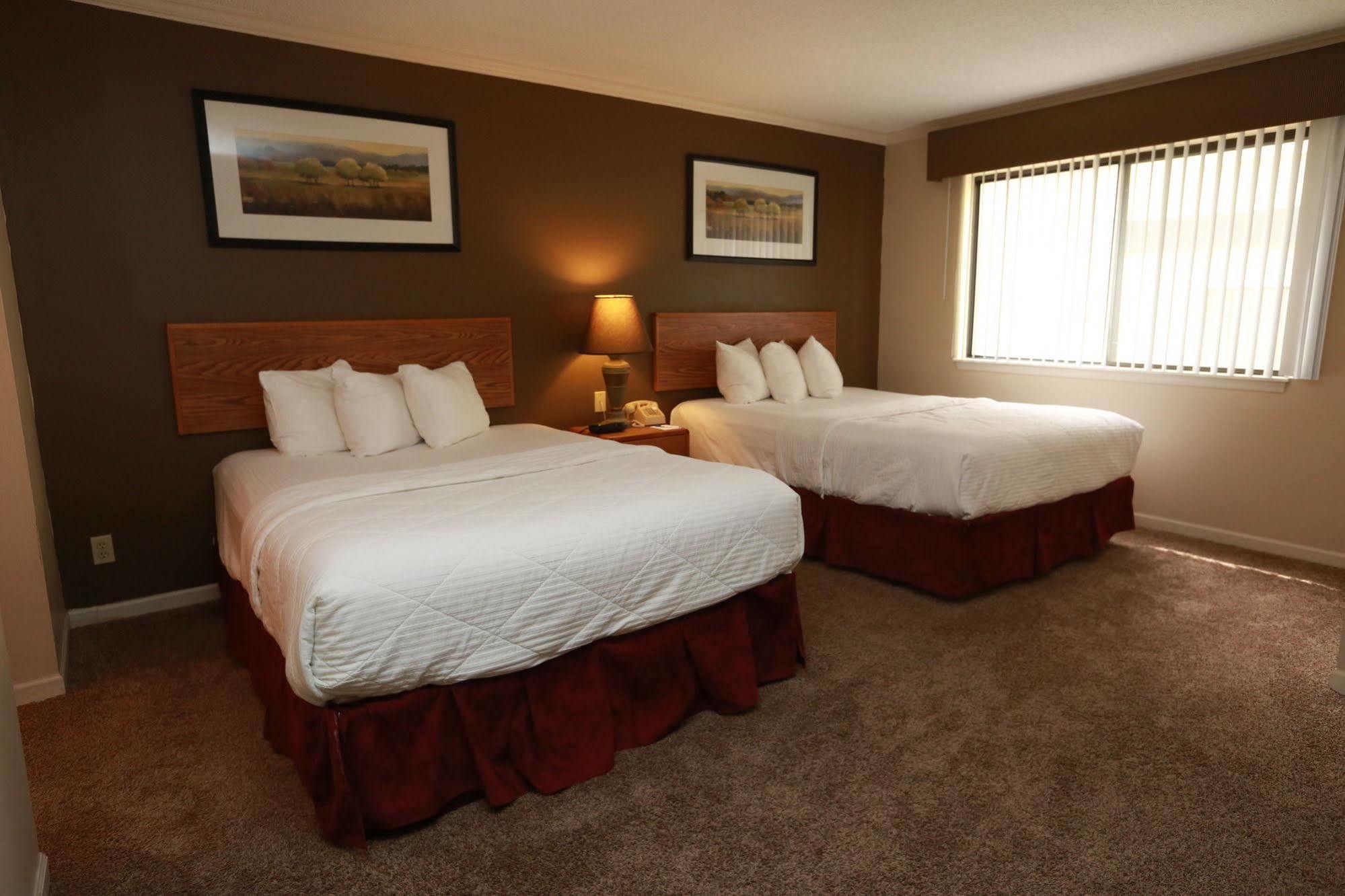 Sterling Hotel And Suites Clive エクステリア 写真