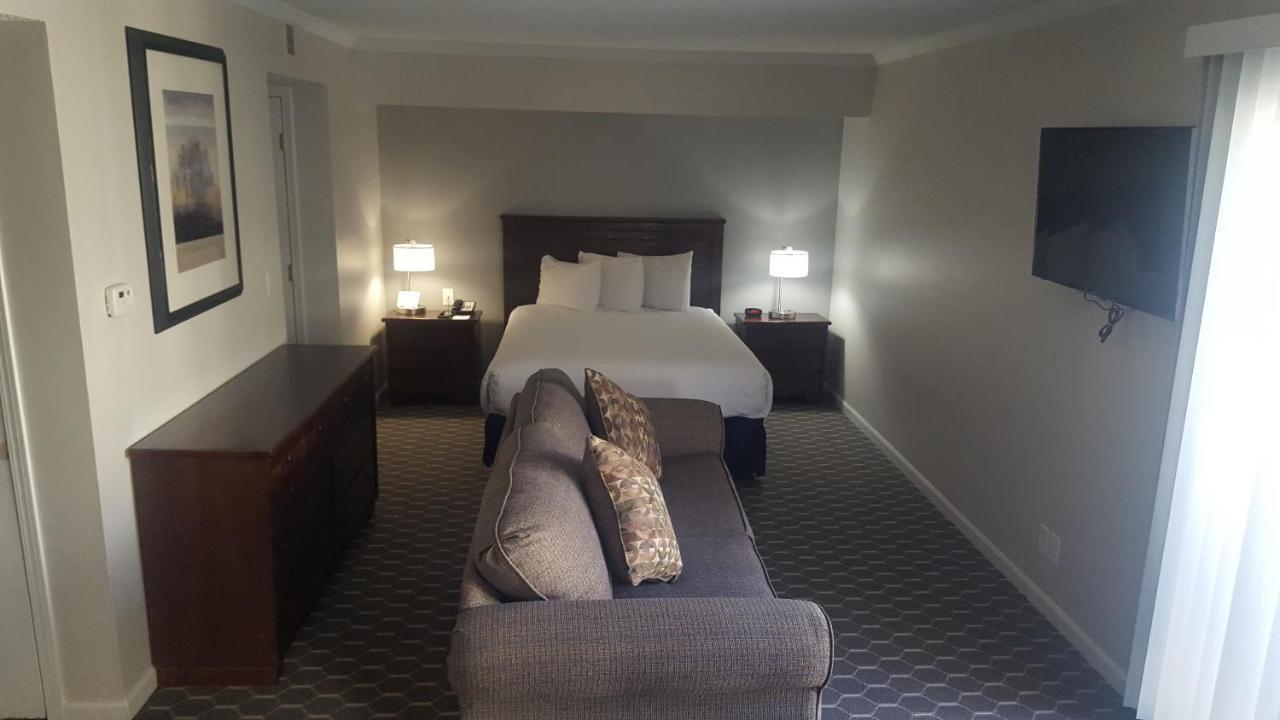 Sterling Hotel And Suites Clive エクステリア 写真