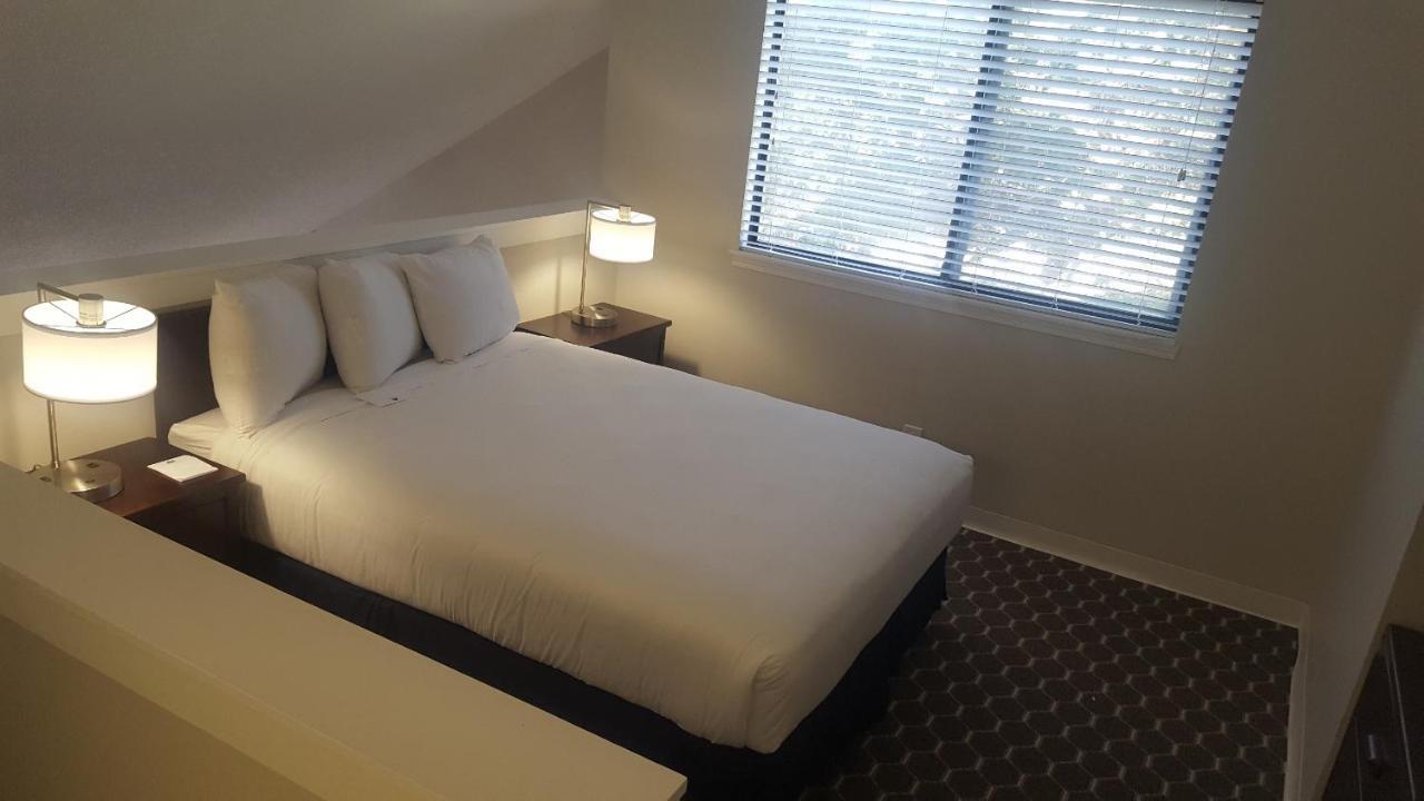 Sterling Hotel And Suites Clive エクステリア 写真