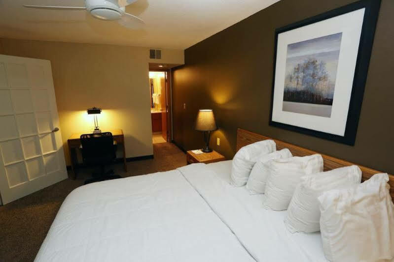 Sterling Hotel And Suites Clive エクステリア 写真